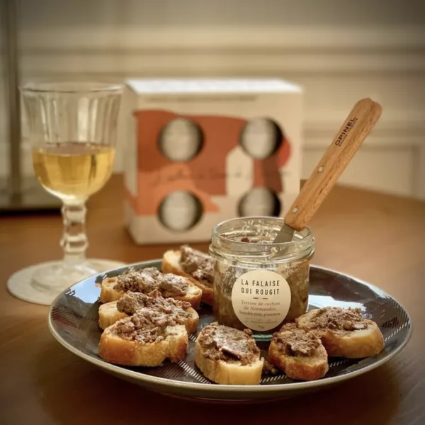 Coffret de présentation de terrines avec ouverture pour laisser visible l'étiquette en carton qui se recycle rapidement et facilement